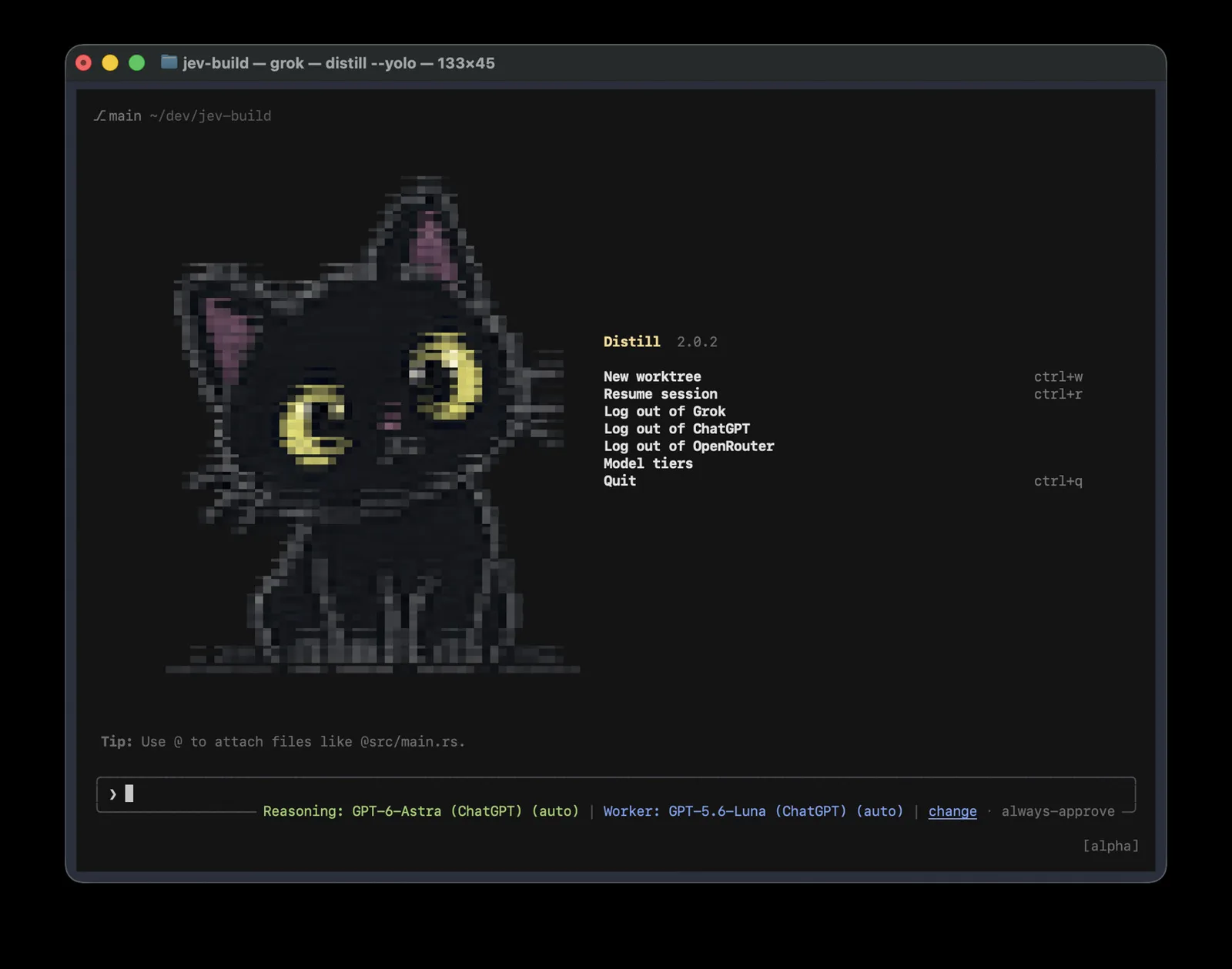 La interfaz de terminal de Distill, con el menú de inicio, la entrada Model tiers y la línea de estado con los modelos de razonamiento y de trabajo activos